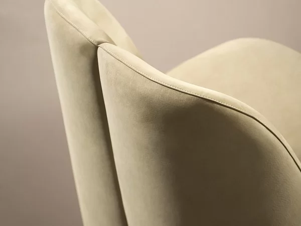 Details der Rückenlehne des Sessels Keren