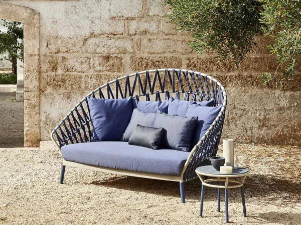 Il tavolino e il daybed della collezione Emma Cross di Varaschin