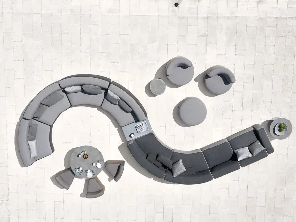 Una composición curvada del sofá modular Belt de Varaschin