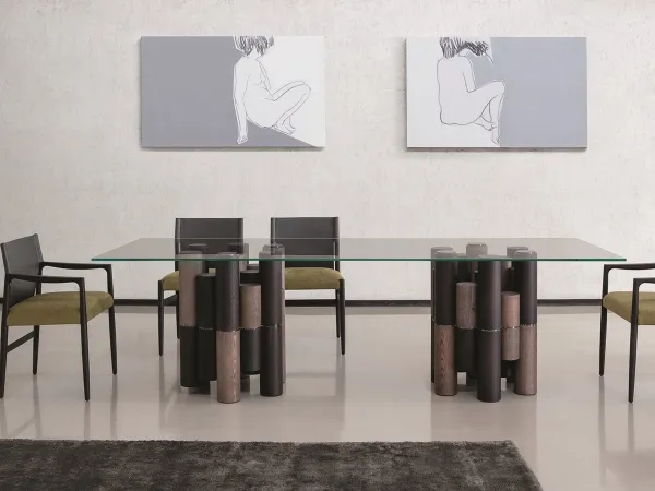 La forma rectangular de la mesa Pilar de Porada