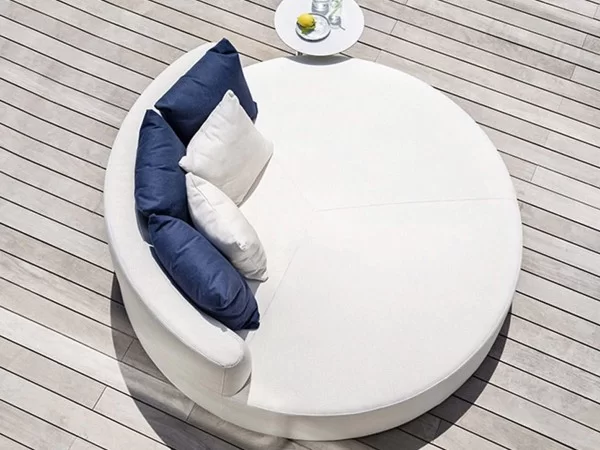 A top view of the Belt daybed by Varaschin