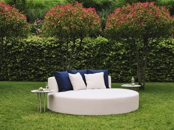 El sofá-cama Belt en un jardín