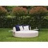 El sofá-cama Belt en un jardín