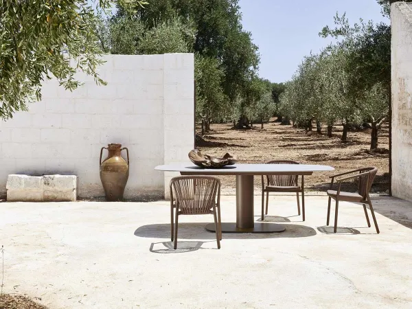 Der Big Tisch von Varaschin in einer Bronzeversion