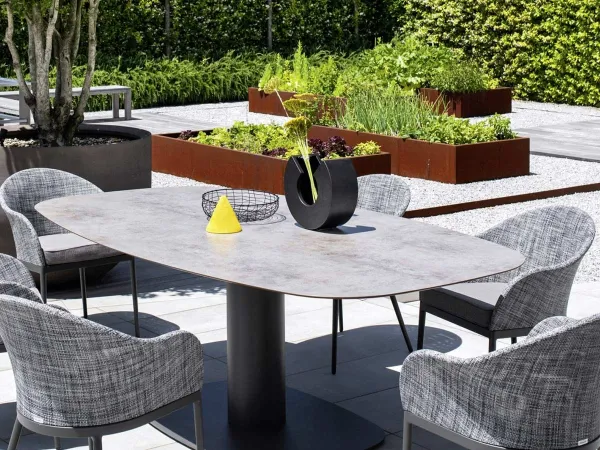 La versione grigia del tavolo Big di Varaschin