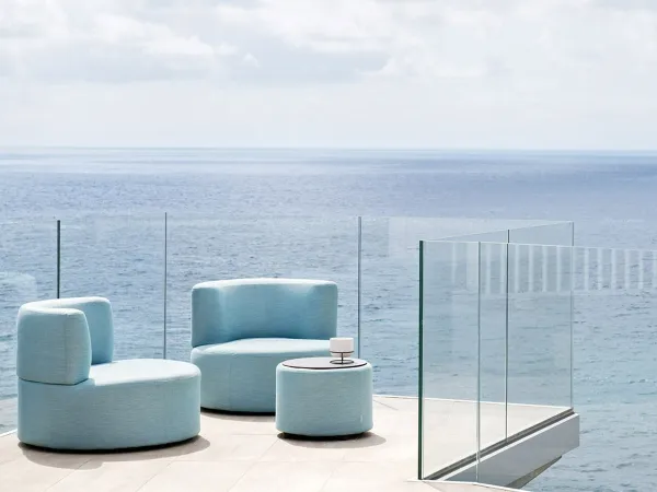 La butaca Belt de Varaschin en una terraza