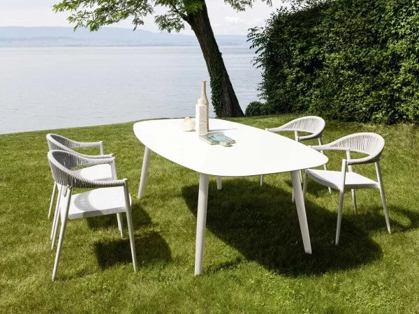 Il tavolo Ellisse di Varaschin in uno spazio outdoor