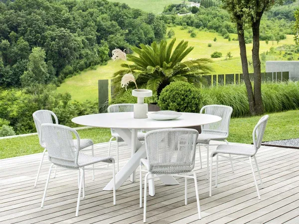 Une version ronde et blanche de la table System Star de Varaschin