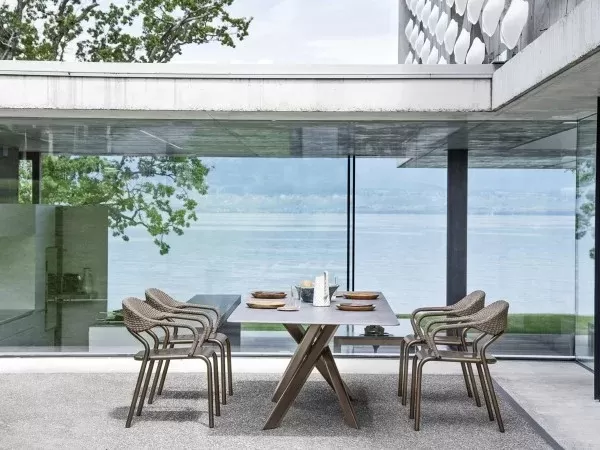 Una versión de la mesa System Star de Varaschin de color bronce