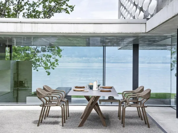 Une version bronze de la table System Star de Varaschin