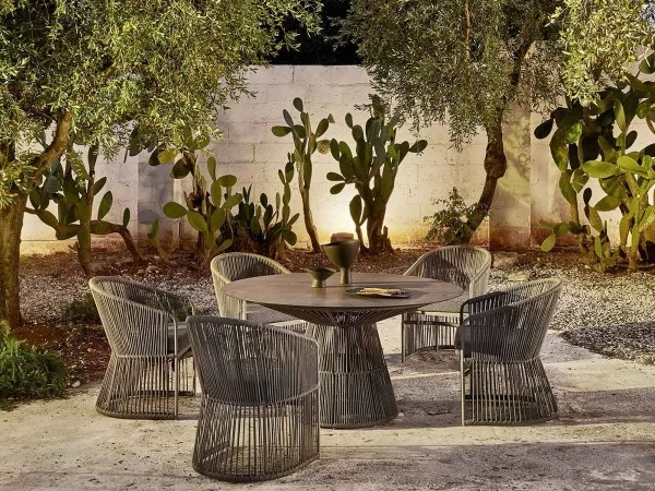 La poltroncina Tibidabo con il tavolo della stessa linea outdoor di Varaschin