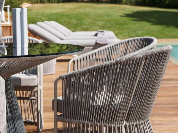 提比达博用餐扶手椅由 Varaschin 以最优惠的在线价格