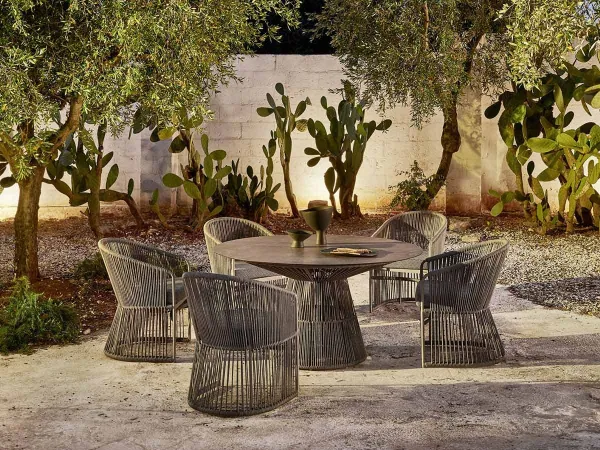 Mesa Tibidabo de Varaschin en un entorno de noche