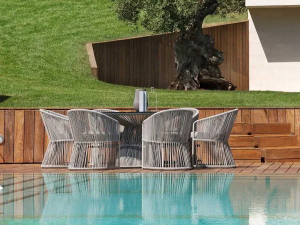 Mesa Tibidabo alrededor de una piscina