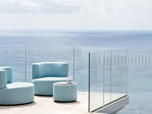 Belt gepolsterter couchtisch by Varaschin auf einer terrasse