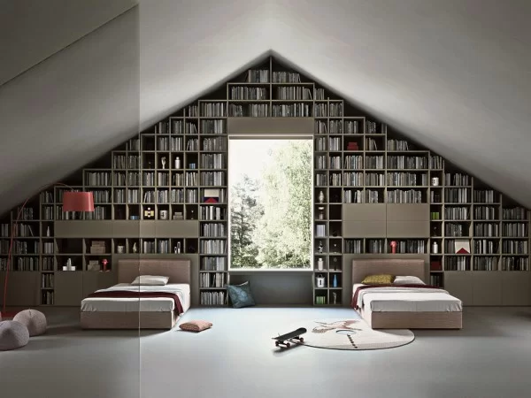 Ein mit dem Bücherregal Selecta eingerichtetes Dachgeschoss