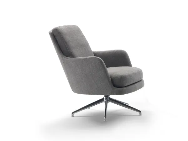 Une version du fauteuil Marley de Flexform avec une base pivotante à cinq rayons