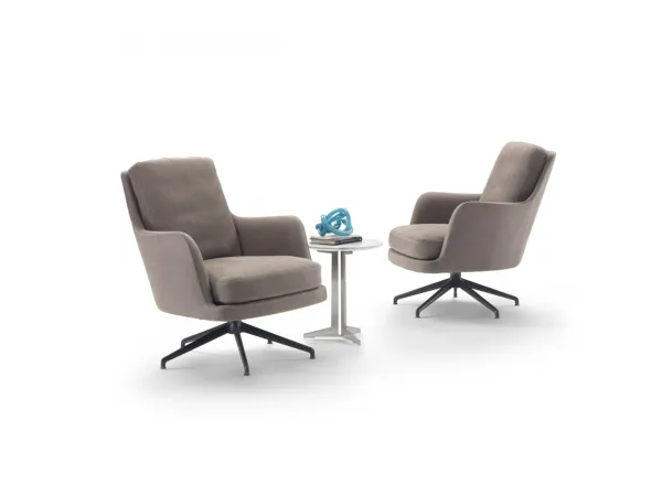 Eine beige Version des Marley Sessels von Flexform