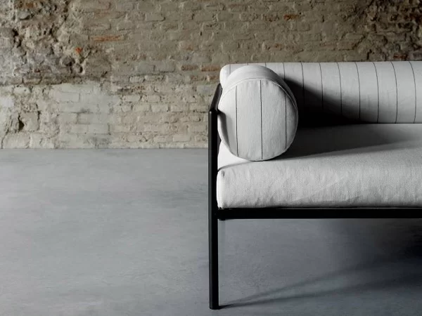 The lightness of the Agra armchair structure