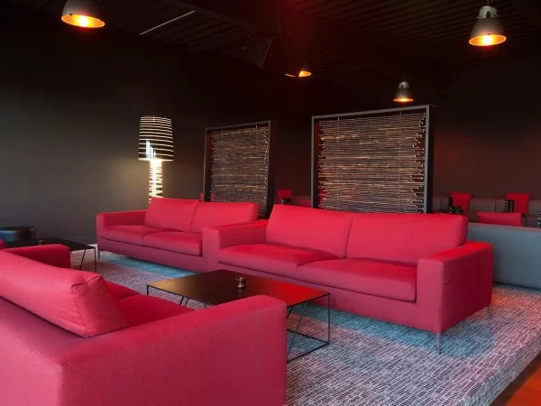 Die rote Version des Sofas Box von Living Divani