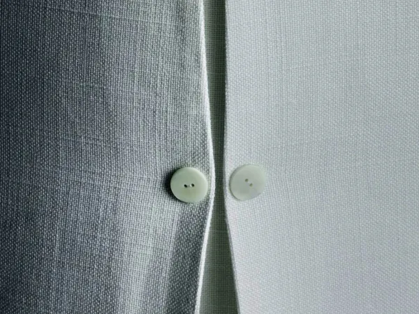 Detalles de los botones del respaldo del sillón Arie