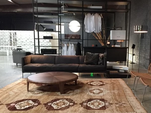 El sofá Easy Lipp de Living Divani en un entorno