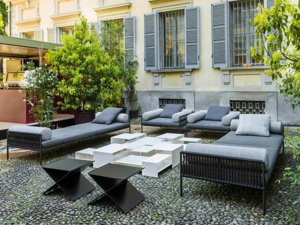 Der B2 Couchtisch in einem offenen Raum