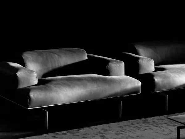 Living Divani 的 Sumo 扶手椅（在场景中