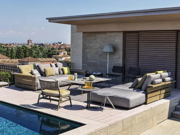 Divano Ontario di Flexform in una terrazza