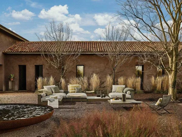 Sofá Hamptons de Flexform en un jardín