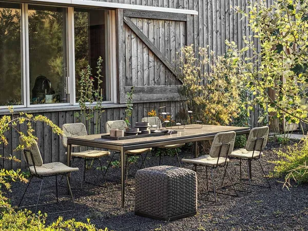 La poltrona Echoes outdoor in un giardino