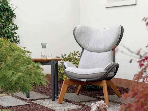 Le fauteuil Harp d'Atmosphera dans un décor