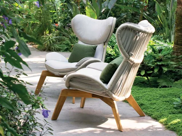 La parte delantera y trasera del sillón Harp