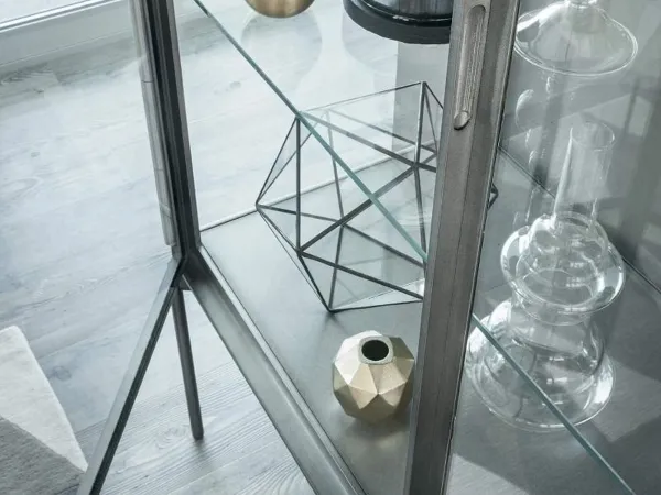 Dettagli dei ripiani in vetro della vetrina Galerist di Lema