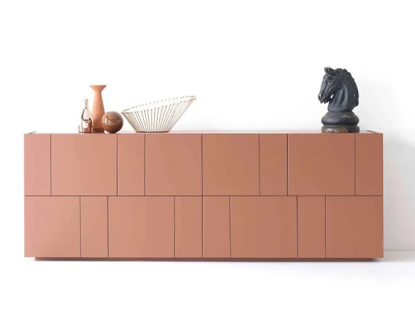 Version du buffet Ortelia par Lema avec une finition laquée mate