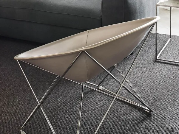 Acabado de cuero marfil para el sillón Popsi de Lema