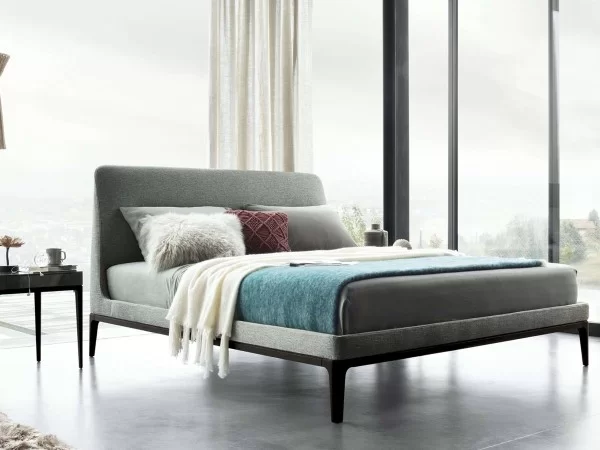 Lema Victoriano double bed in a room