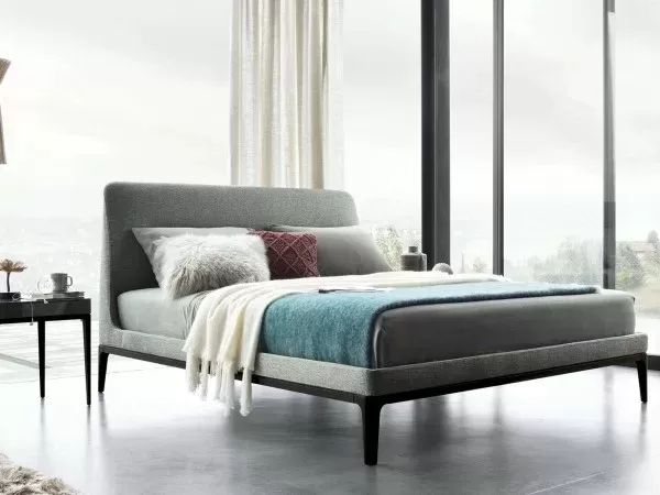 Lema Victoriano double bed in a room