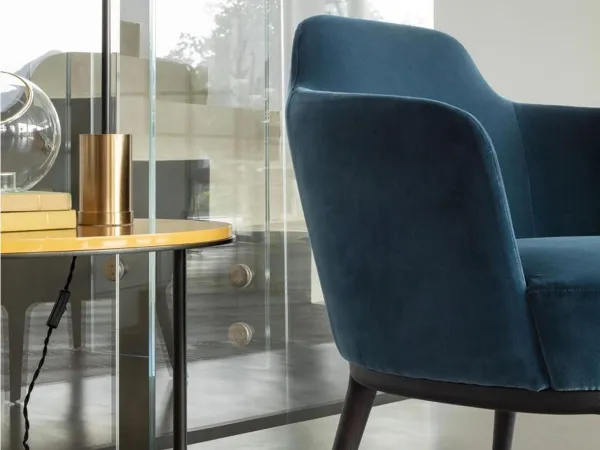 Detalles del respaldo y del reposabrazo del sillón Lucylle de Lema