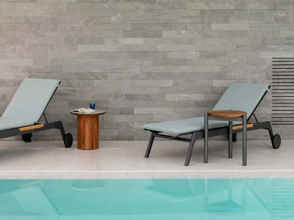 Il lettino Nevada a bordo piscina