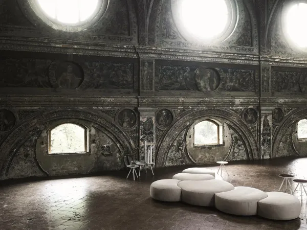 Il divano modulare Pasticca di Living Divani in un ambiente