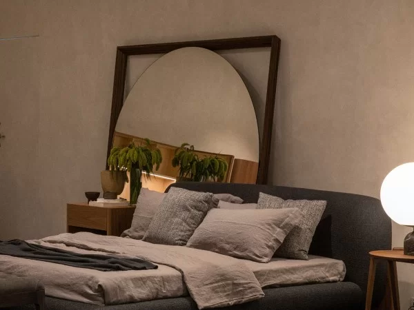 Miroir Odino de Porada dans une chambre à coucher