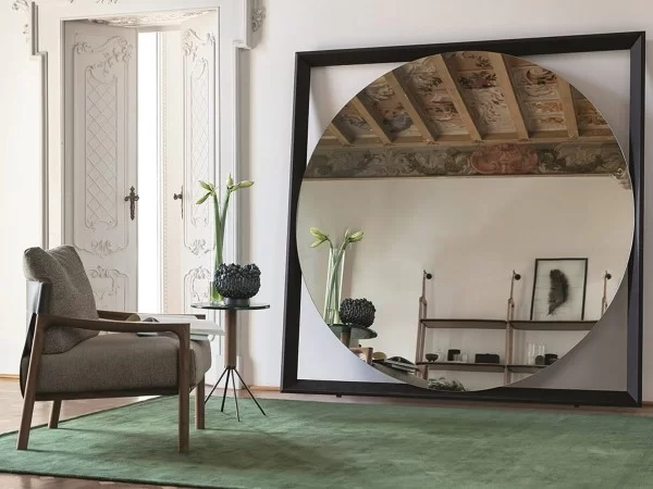 El espejo Odino de Porada en una sala de estar