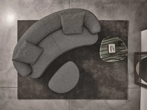 La forma tondeggiante del divano Yves di Porada
