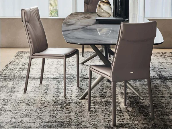 Vorder- und Rückseite des Stuhls Isabel von Cattelan