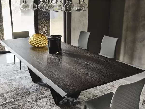 Details of the wooden top of the Skorpio Wood table by Cattelan