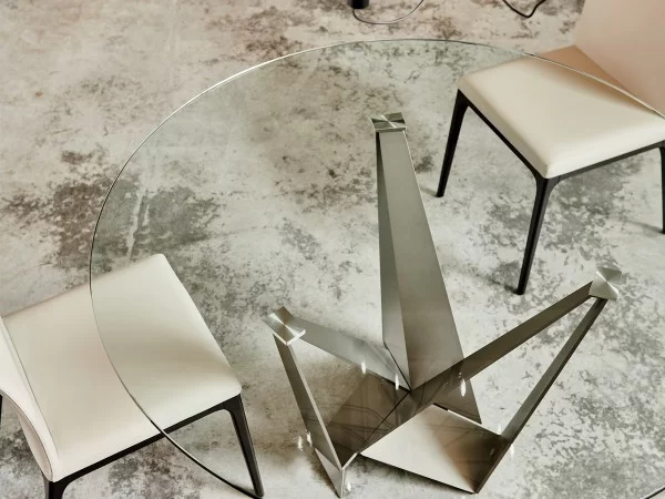Il piano in cristallo del tavolo Skorpio Round di Cattelan