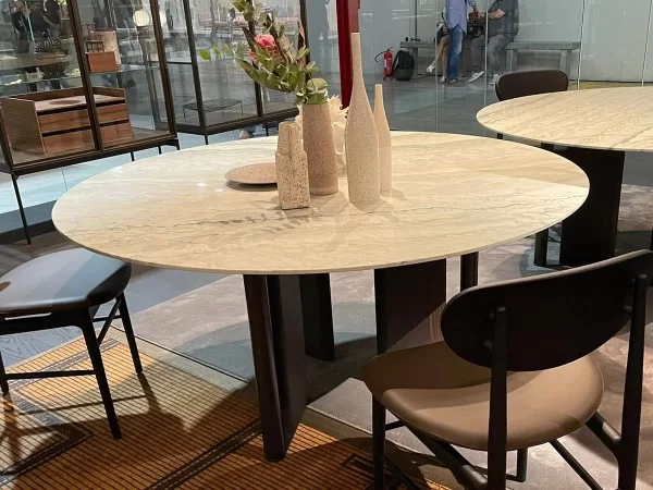 Der In-Between-Tisch auf dem Salone del Mobile 2022