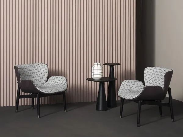 Association de deux tables d'appoint Jove de Baxter dans un salon