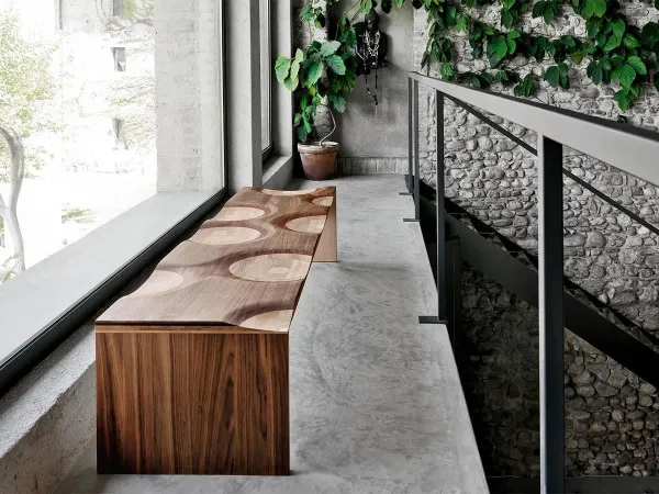 Le banc Ripples "Like a River" dans un emplacement